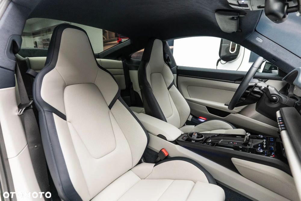 Porsche 911 Carrera 4 GTS - 12