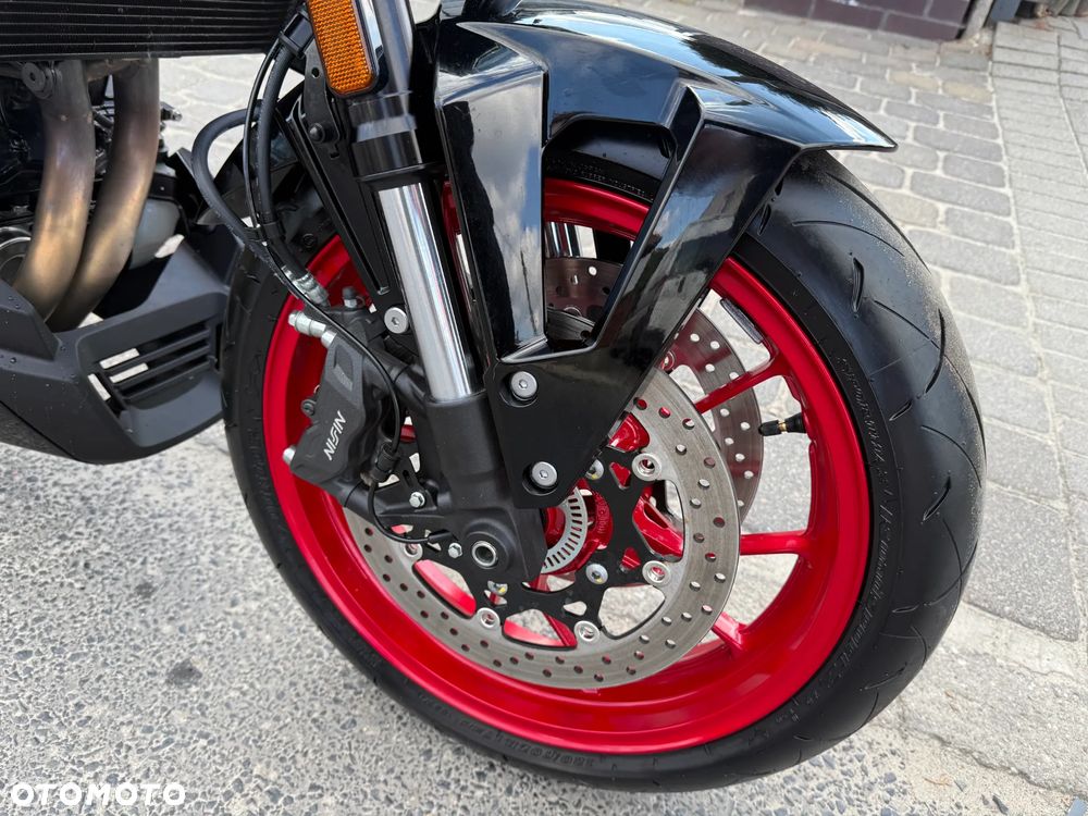 Suzuki GSX - 22