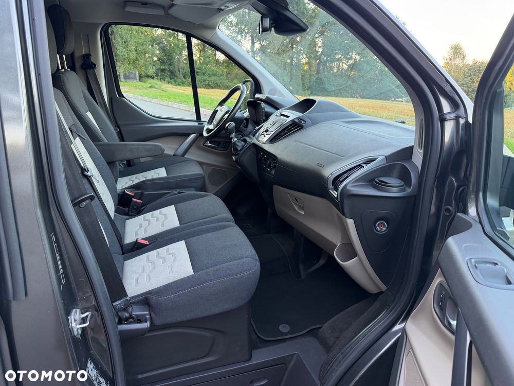 Ford Tourneo Custom - 33