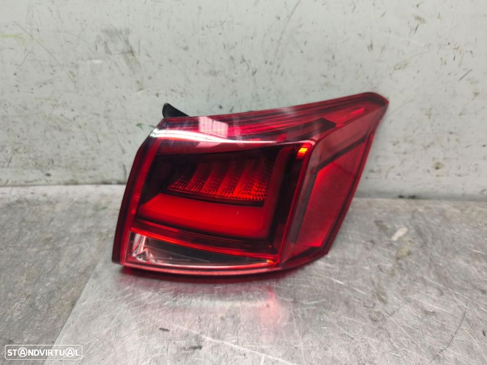 FAROLIM TRASEIRO DIREITO SEAT ARONA KJ - 1