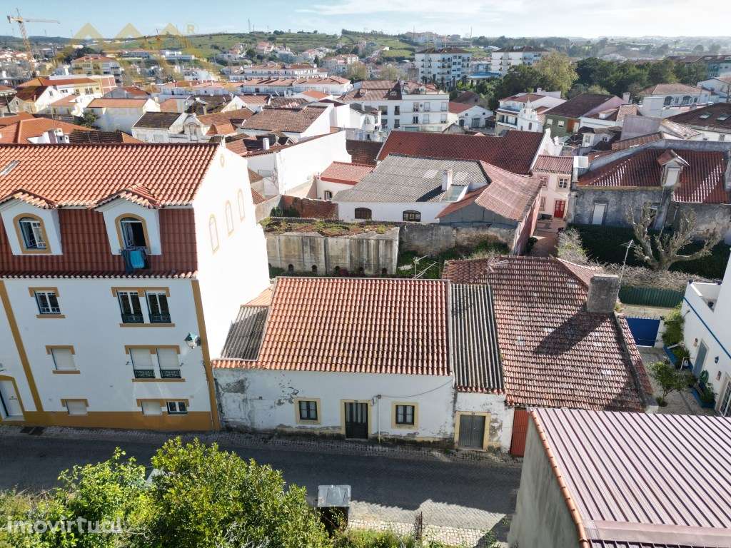 Prédio para recuperar no Centro da Lourinhã - Grande imagem: 3/5