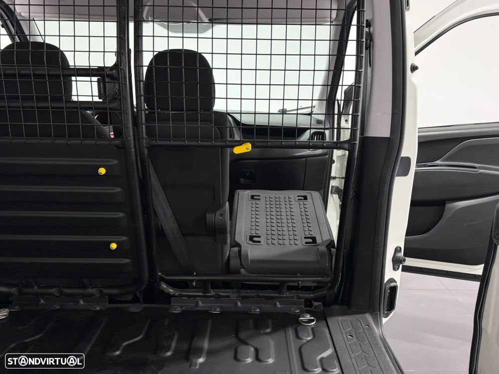 Fiat DOBLO CARGO 1.3 M-JET 95 CV - 3 LUGARES - IVA DEDUTIVÉL - 41