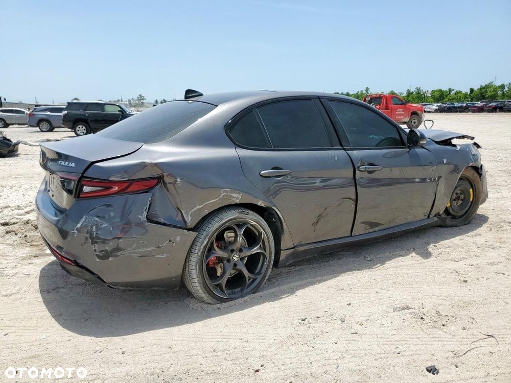 Alfa Romeo Giulia 2.0 Turbo 16V AT8-Q4 Intensa - 11