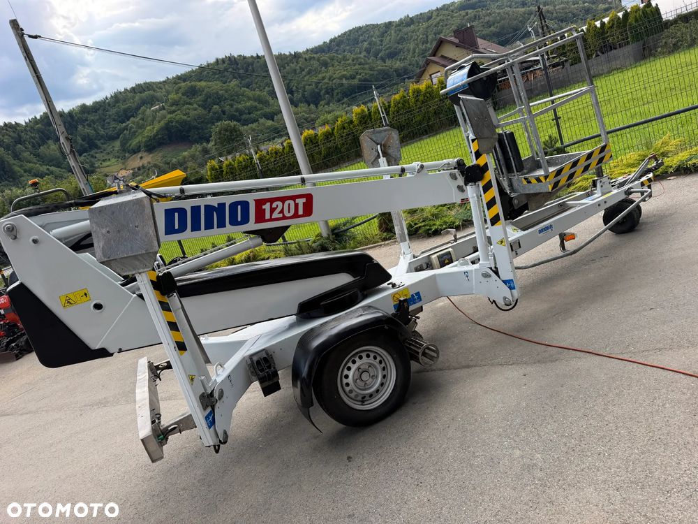 Nifty DINO 120T. Zwyżka koszowa 12 metrów wysuwana na raz. Podnośnik HDS. Napęd Hydrauliczny na dwa koła. Obraca się w koło 360. jak nówka z salonu. 2016 rok. 1220 mtg. Książka Serwisowa od nowości do wglądu. PRĄD 230v. 4 sekcje sterowania na dole. Nowy model! Z komuny Norweskiej. Używana była 1 raz do roku. Serwisowana w DEKRA do końca OKAZJA. Zwyżka Obrotowa. Poziomowanie kosza. Pełna Hydraulika. Sterowanie góra dół! Wysuwane ramie. Wieniec tryby zero zużycia! Ani deka luzów i wycieków. Mała lekka i zwinna zwyżka o potężnym zasięgu. OKAZJA TANIO. Do rejestracji. Import Norwegia! Posiadam 4 sztuki wszystkie jak nowe z salonu. Zapraszam do przetestowania. Nowy Sącz. woj. Małopolskie