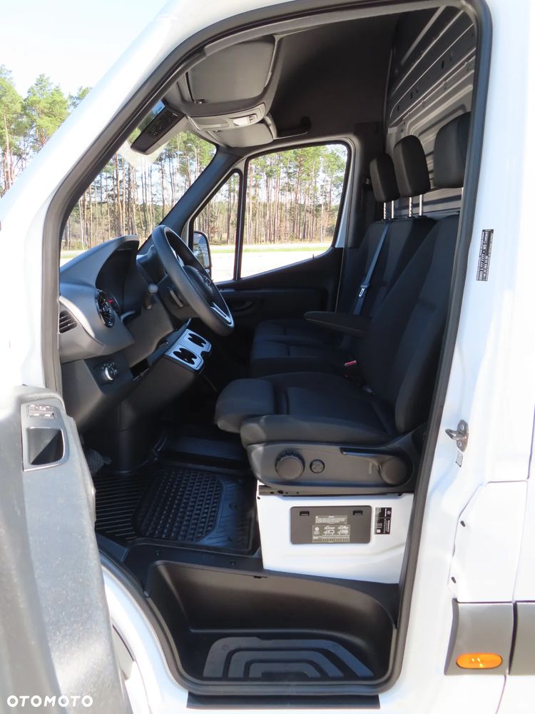 Mercedes-Benz Sprinter 317 CDI 170 KM 9G-Tronic Automat Model 907, L2H2 Furgon Blaszak, Wysoki Dach, 5932 mm Dł, FULL LED, HAK 3500 Kg, Rozstaw Osi 3665 mm, Ładowność 1174 Kg, WZMACNIANY,  Stan Wizualny I Techniczny NOWY Tak Jak Z Taśmy Produkcyjnej Gotowy Dostępny OKAZJA POLECAM - 32