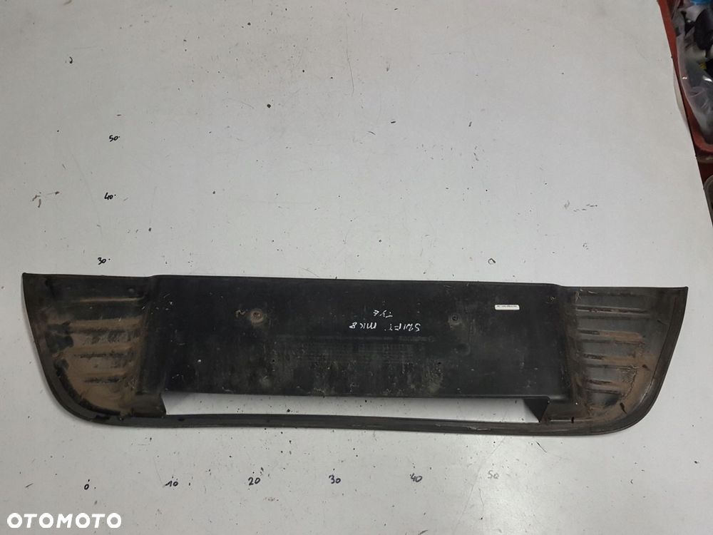 SUZUKI SWIFT MK8 17r- LISTWA TABLICY DOKŁADKA ZDERZAKA TYŁ - 2