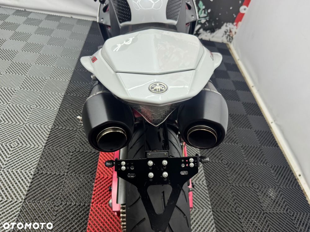 Yamaha R1 - 23