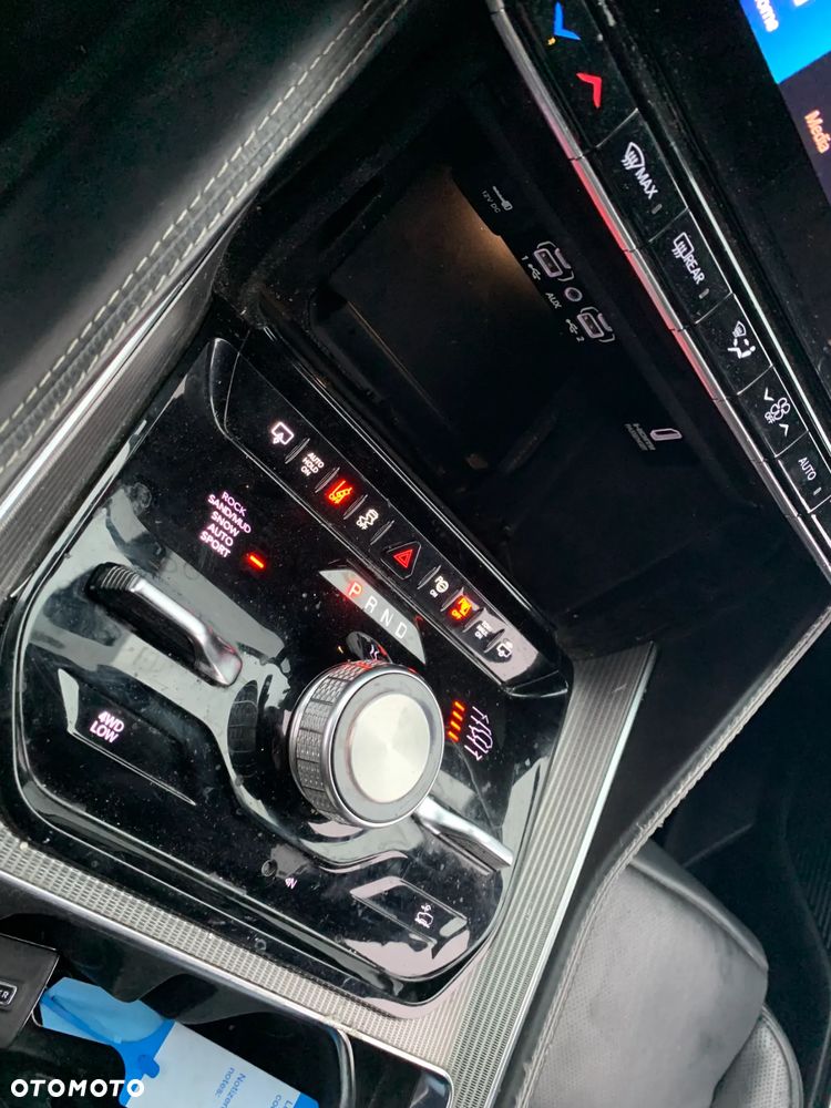 Jeep Grand Wagoneer - 17