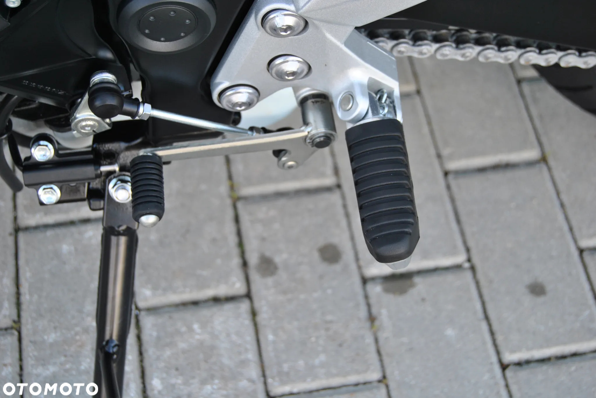 Suzuki GSR - 24