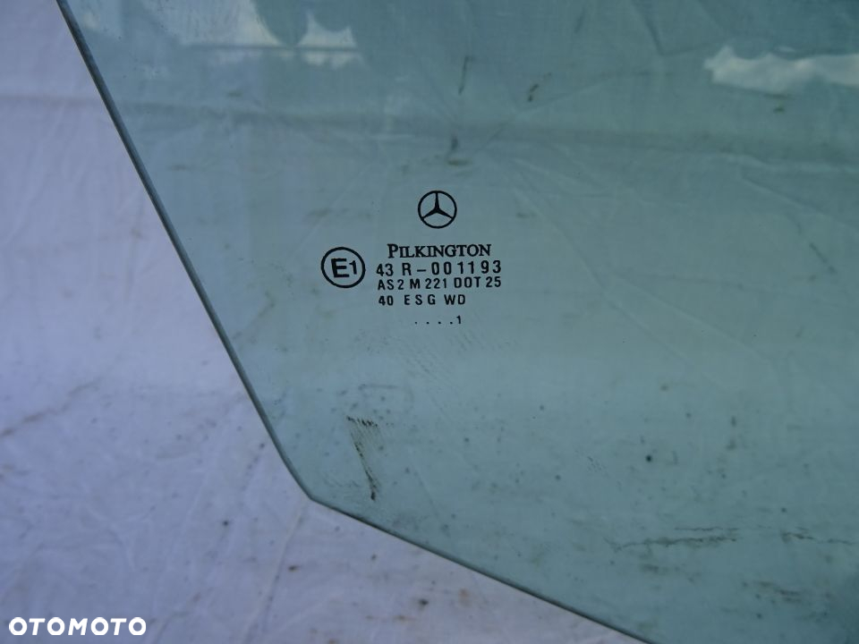 SZYBA BOCZNA DRZWI PRAWY PRZÓD MERCEDES W203 KOMBI NR704 - 2