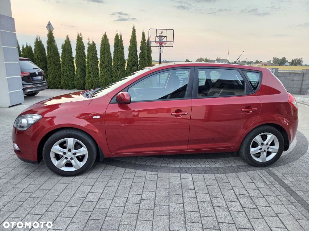 Kia Ceed - 11