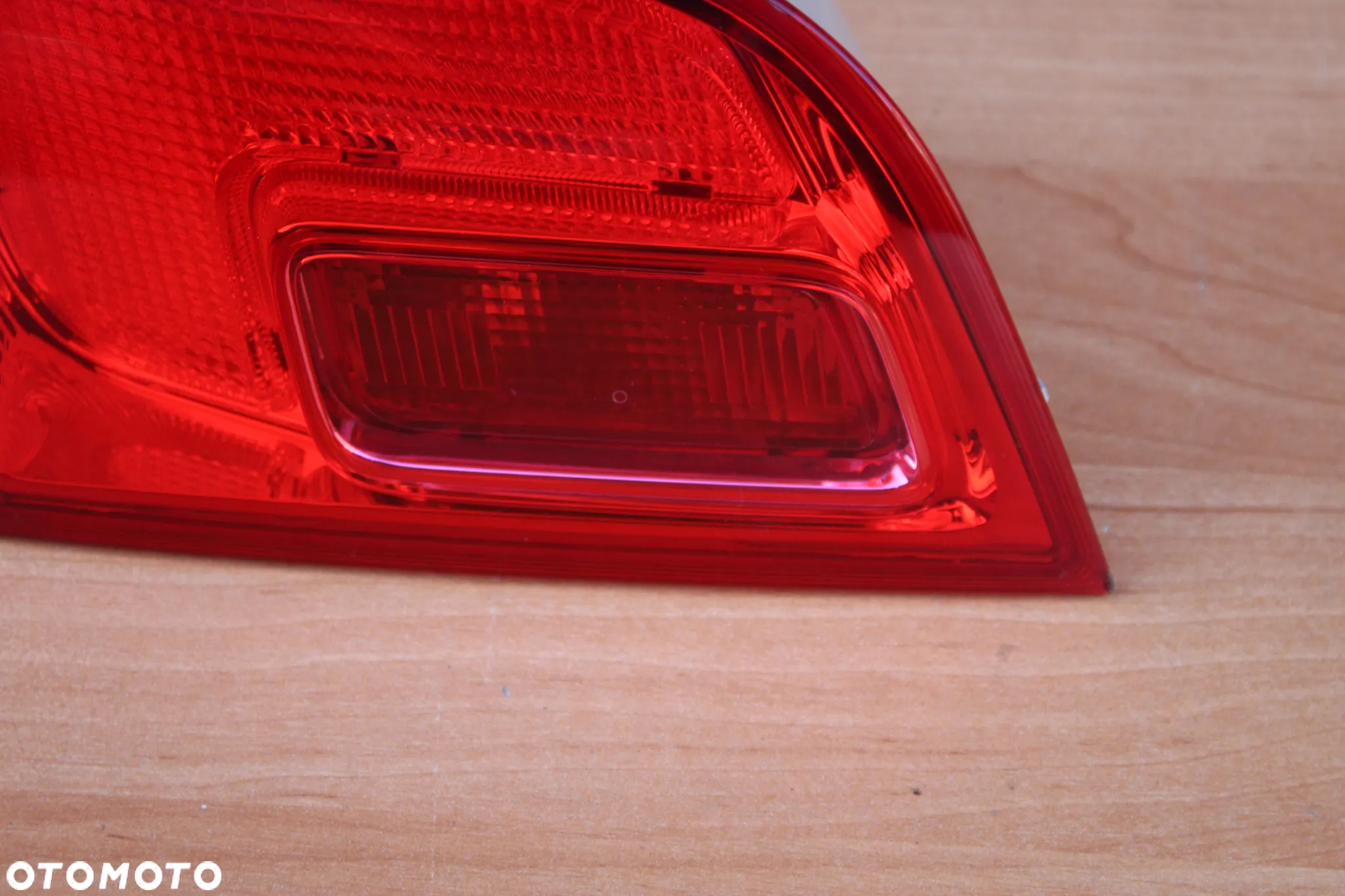 LAMPA LEWY TYŁ W KLAPĘ OPEL ASTRA J KOMBI EUROPA 13282246 JASNA - 4