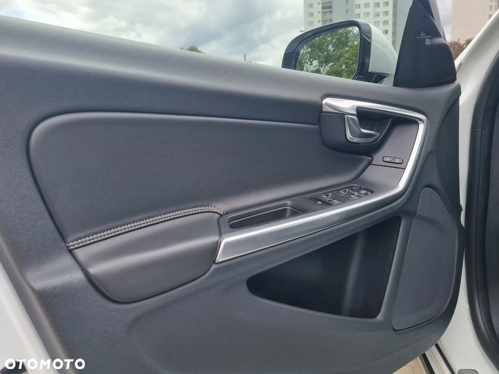 Volvo V60 D6 AWD Plug-in Hybrid R-Design Summum - 23