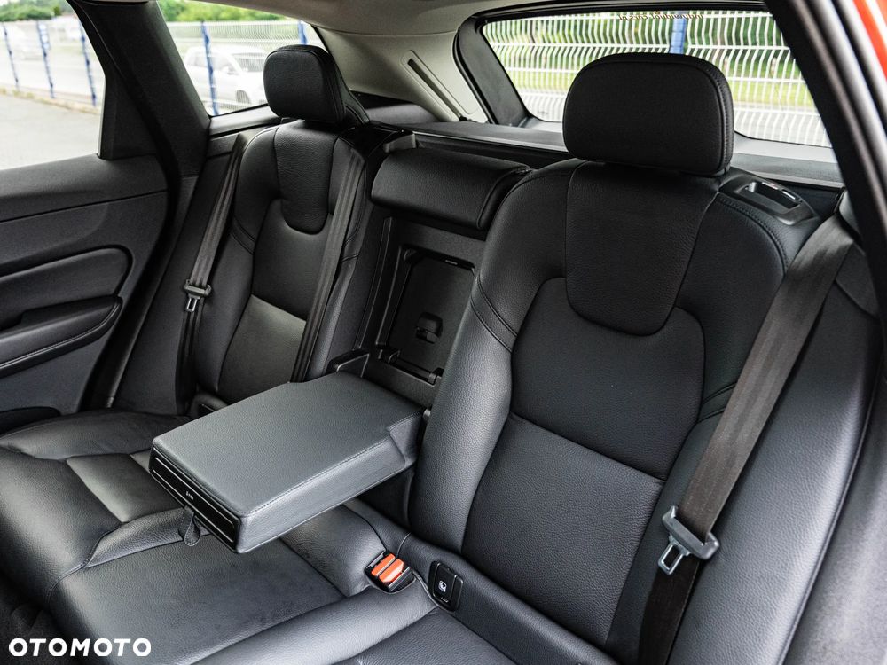 Volvo XC 60 B4 D AWD Plus Dark - 28