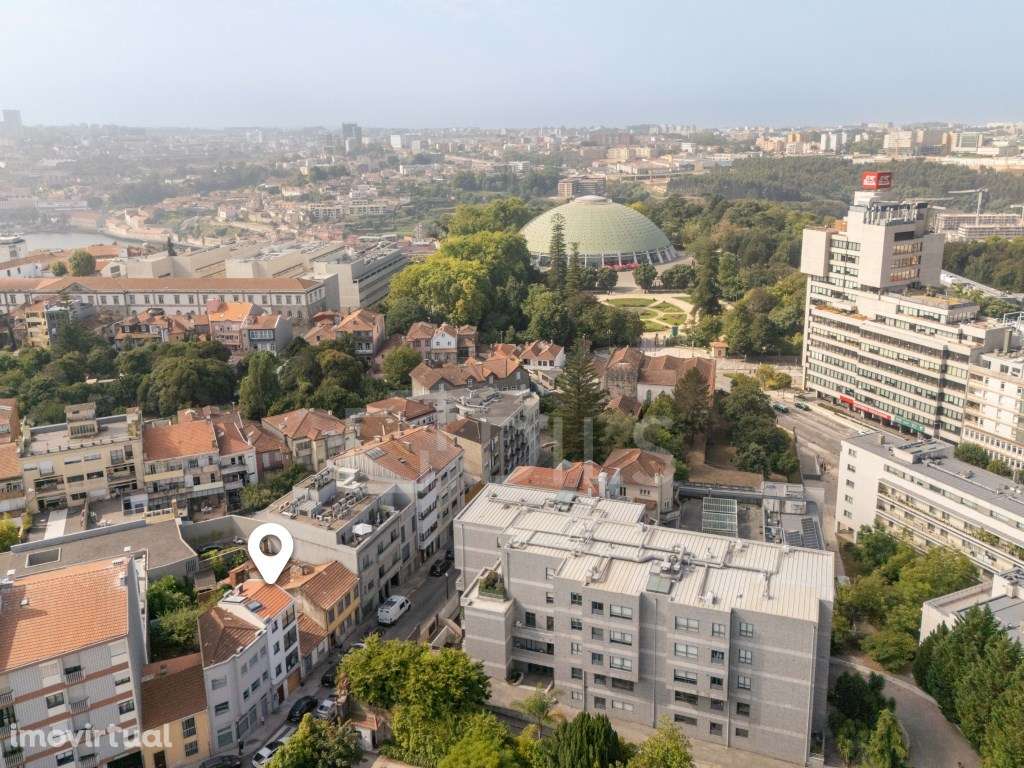 Moradia T4 com garagem situada na Miguel Bombarda, Porto - Grande imagem: 3/37