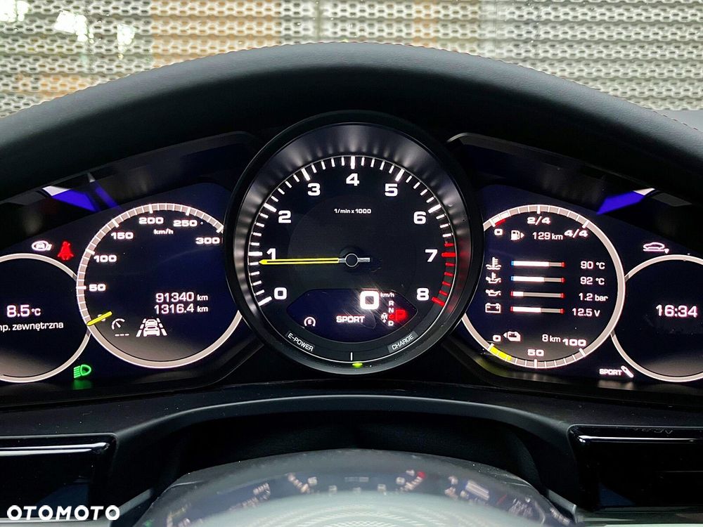Porsche Panamera 4 E-Hybrid - 24