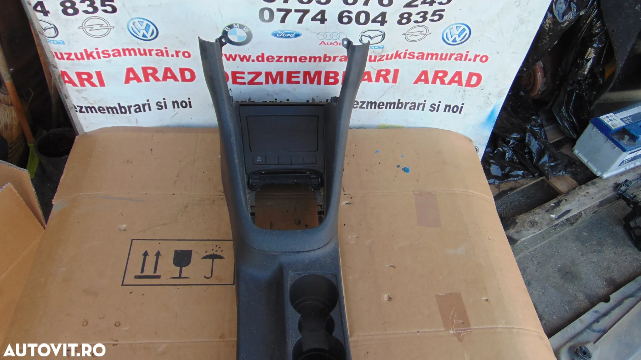 Consola centrala VW Golf 6 Suport pahare an 2008-2015 dezmembrez golf 6 1.2 tsi - 2