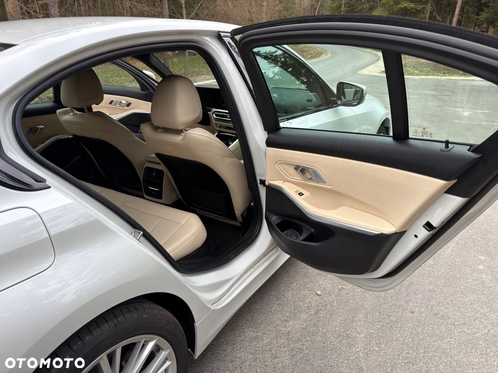 BMW Seria 3 330i xDrive Sport Line - 14