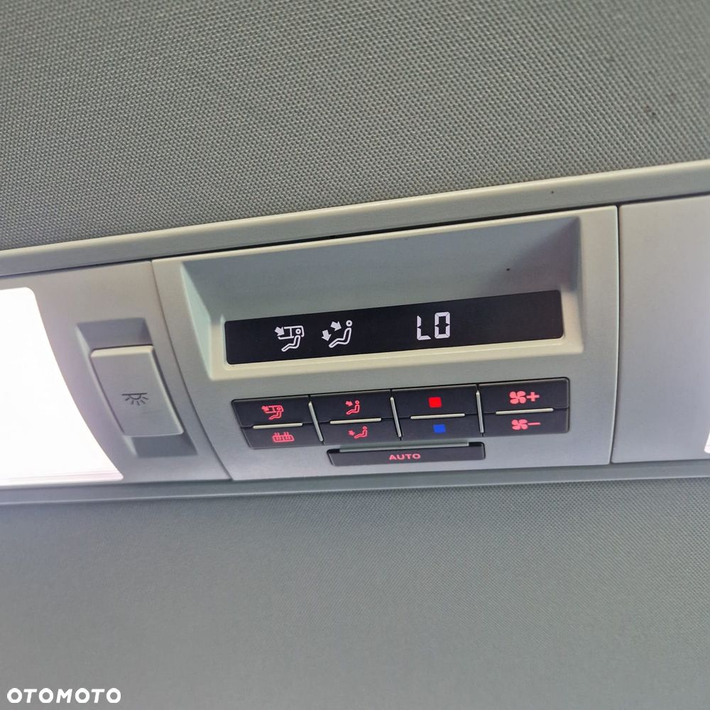 Volkswagen Multivan - 23