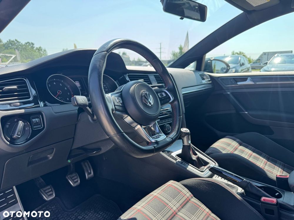 Volkswagen Golf - 11