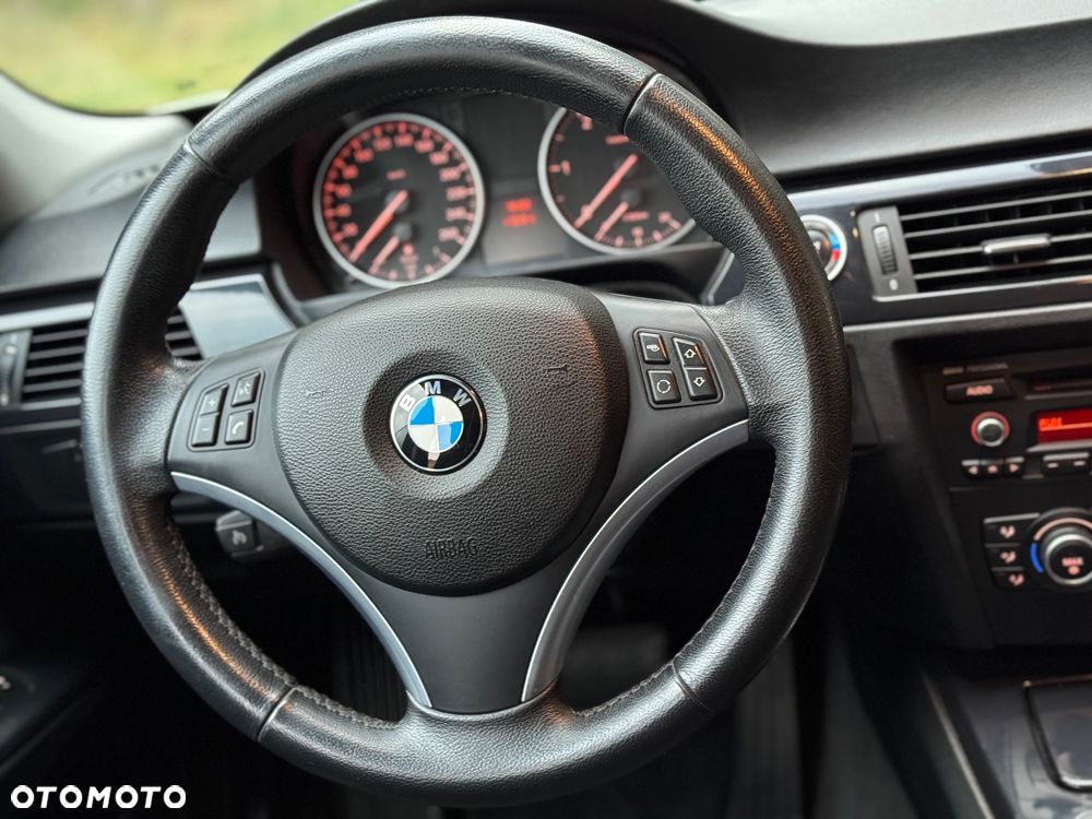 BMW Seria 3 318d DPF Touring Edition Sport - 29