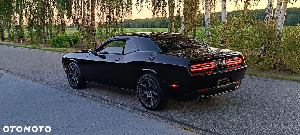 Dodge Challenger - 12