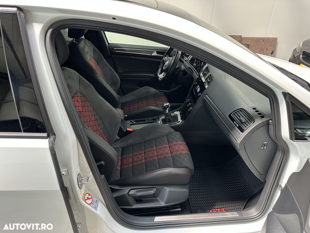 Volkswagen Golf - 35