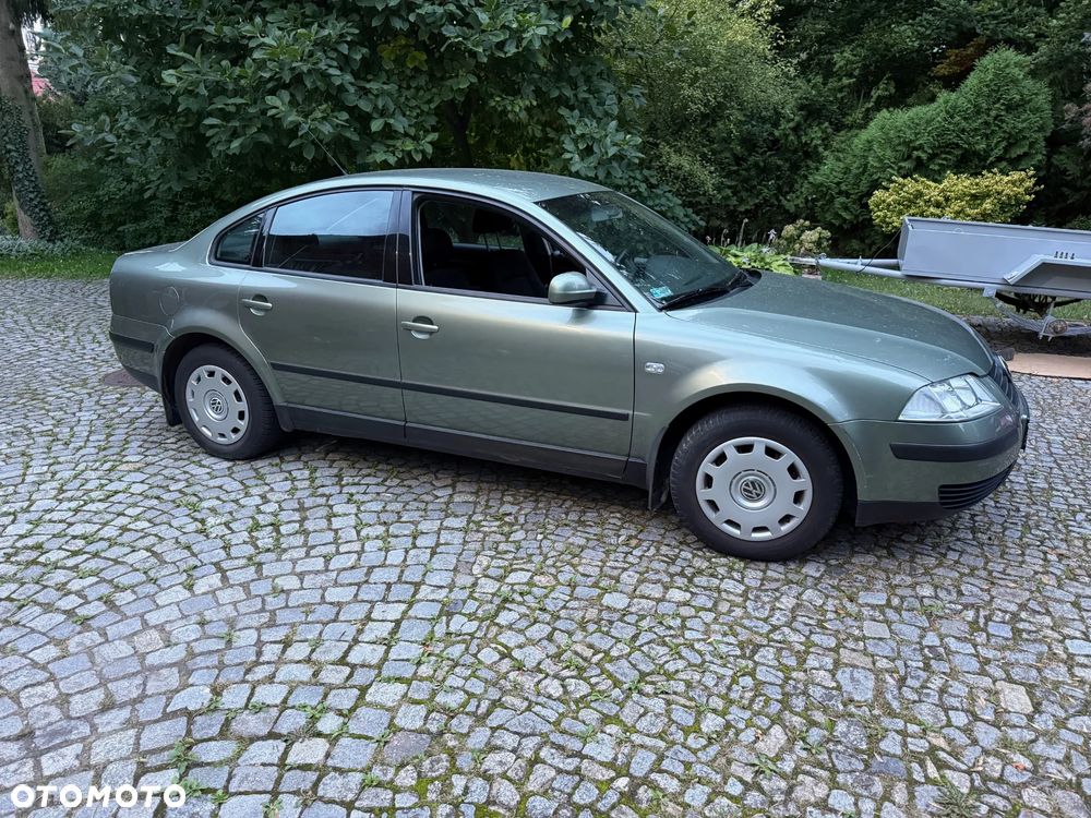 Volkswagen Passat 1.6 Basis - 2