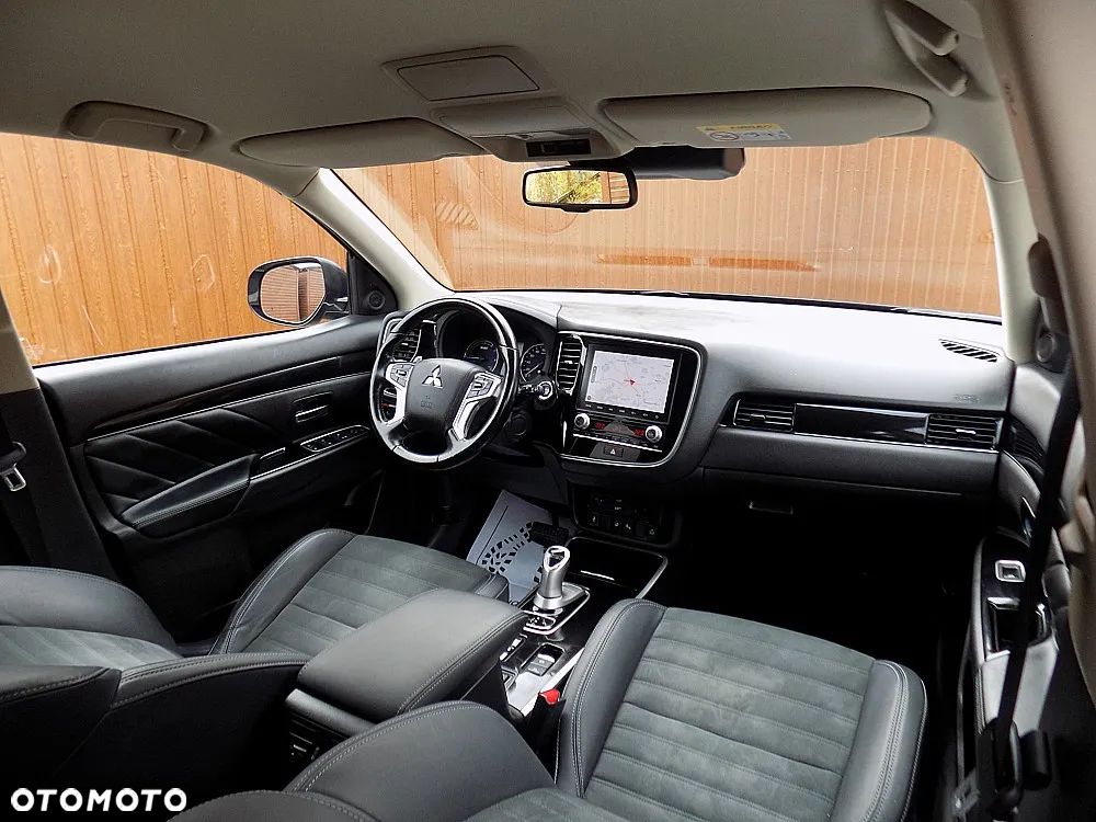 Mitsubishi Outlander 2.4 4WD Plug-In Hybrid Top - 25