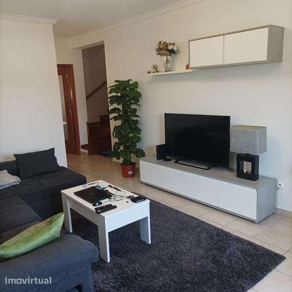Vendo excelente moradia T4 a 5 minutos do centro da Lourinhã. - Grande imagem: 2/12