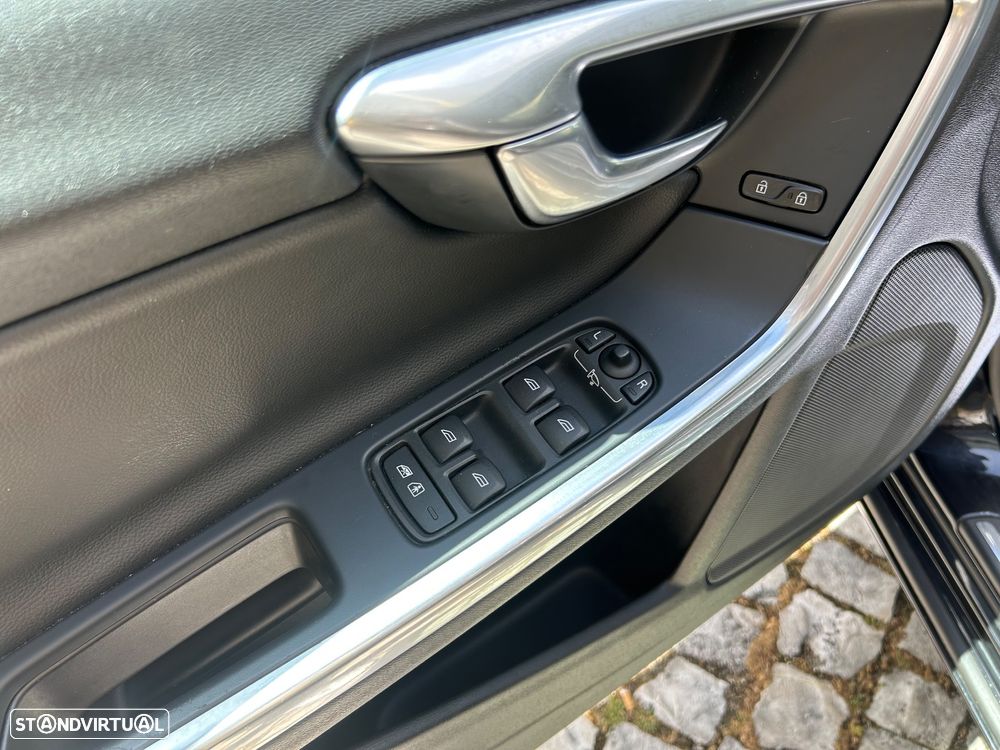 Volvo V60 2.0 D3 Momentum - 28