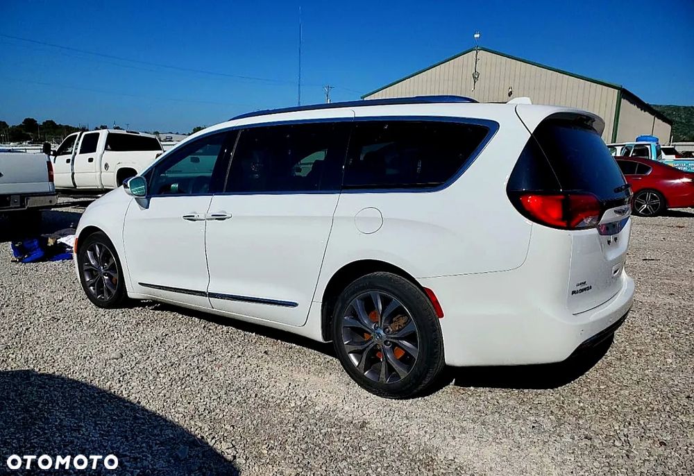 Chrysler Pacifica - 2