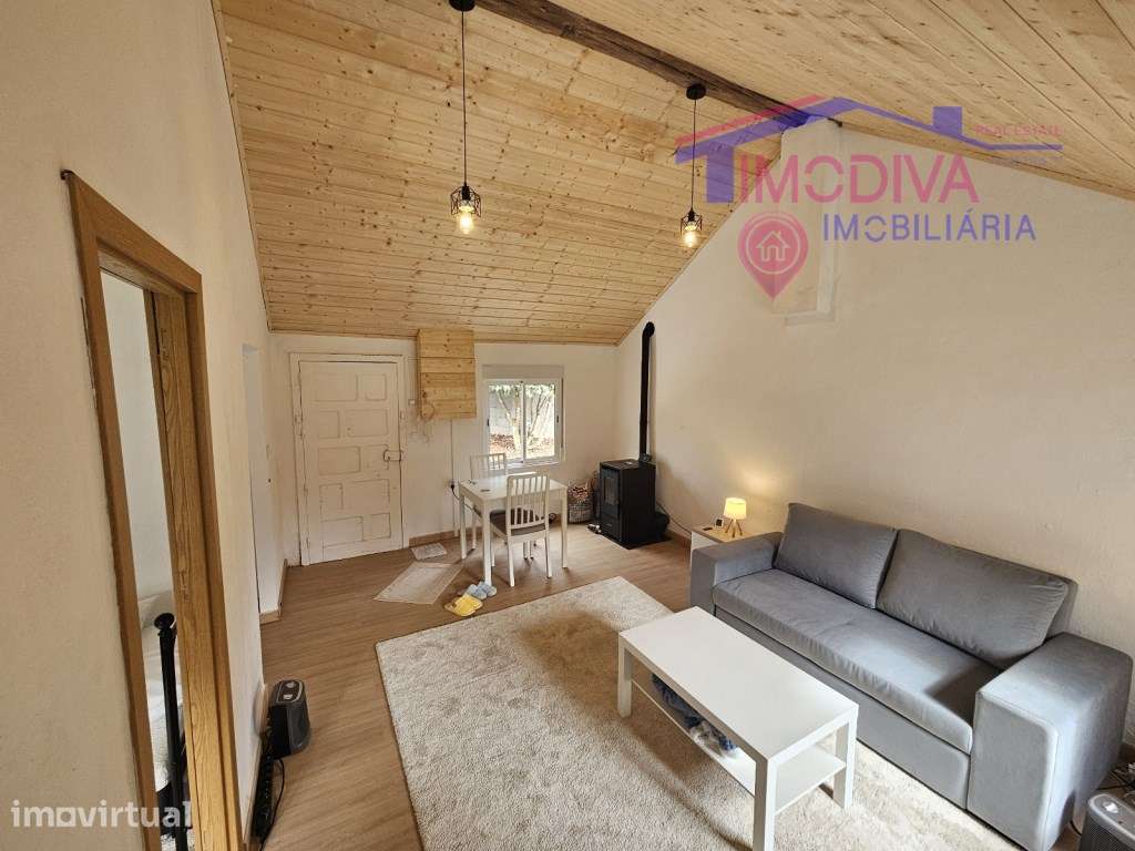 Moradia T1+1 restaurada, localizada na freguesia de Pedrógão Pequeno - Grande imagem: 2/25