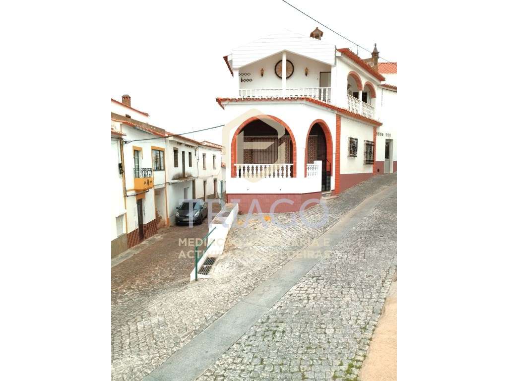Moradia com 3 pisos com entradas independentes - Grande imagem: 2/44