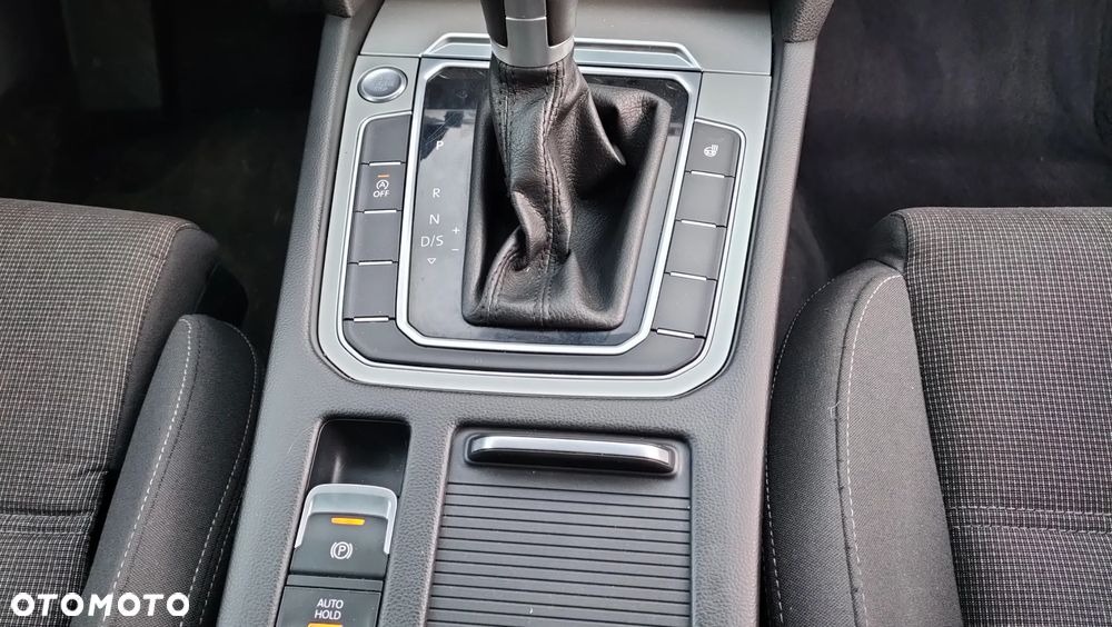 Volkswagen Passat 2.0 TDI SCR DSG Comfortline - 18