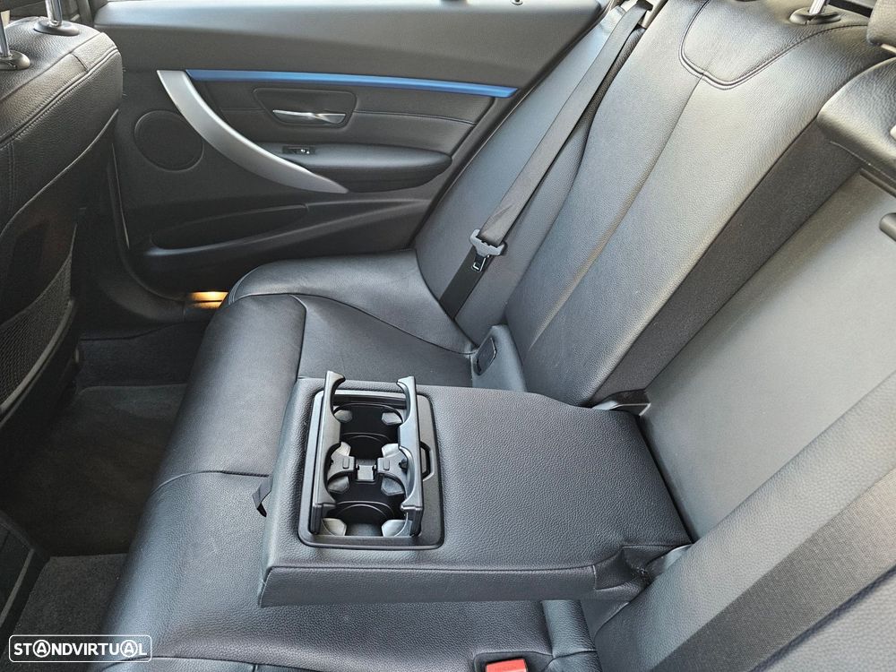 BMW 320 i Touring Pack Desportivo M - 30