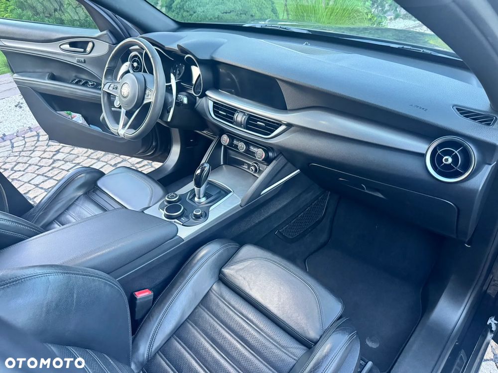 Alfa Romeo Stelvio - 12