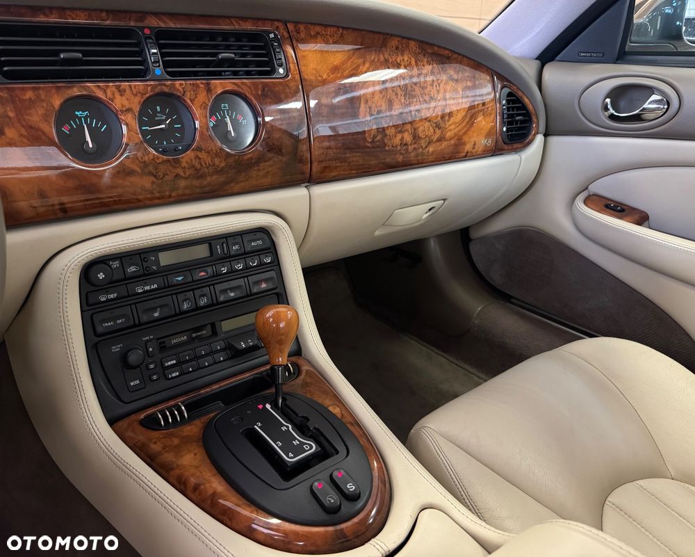 Jaguar XK8 - 12