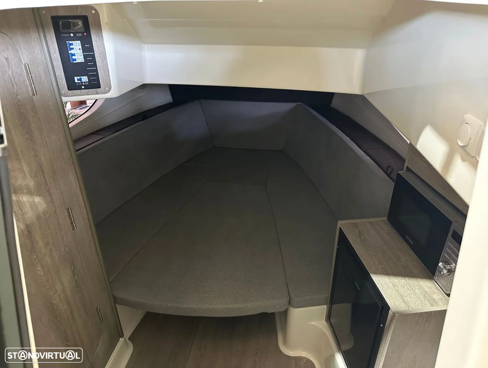 Quicksilver Activ 875 Sundeck - 13