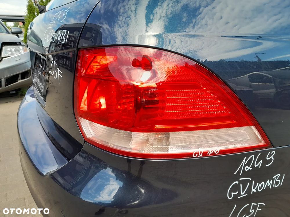 VW GOLF V KOMBI LAMPA TYLNA PRAWA W BŁOTNIK - 2
