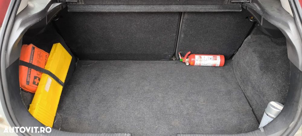 Ford Focus 1.6i 16V - 12