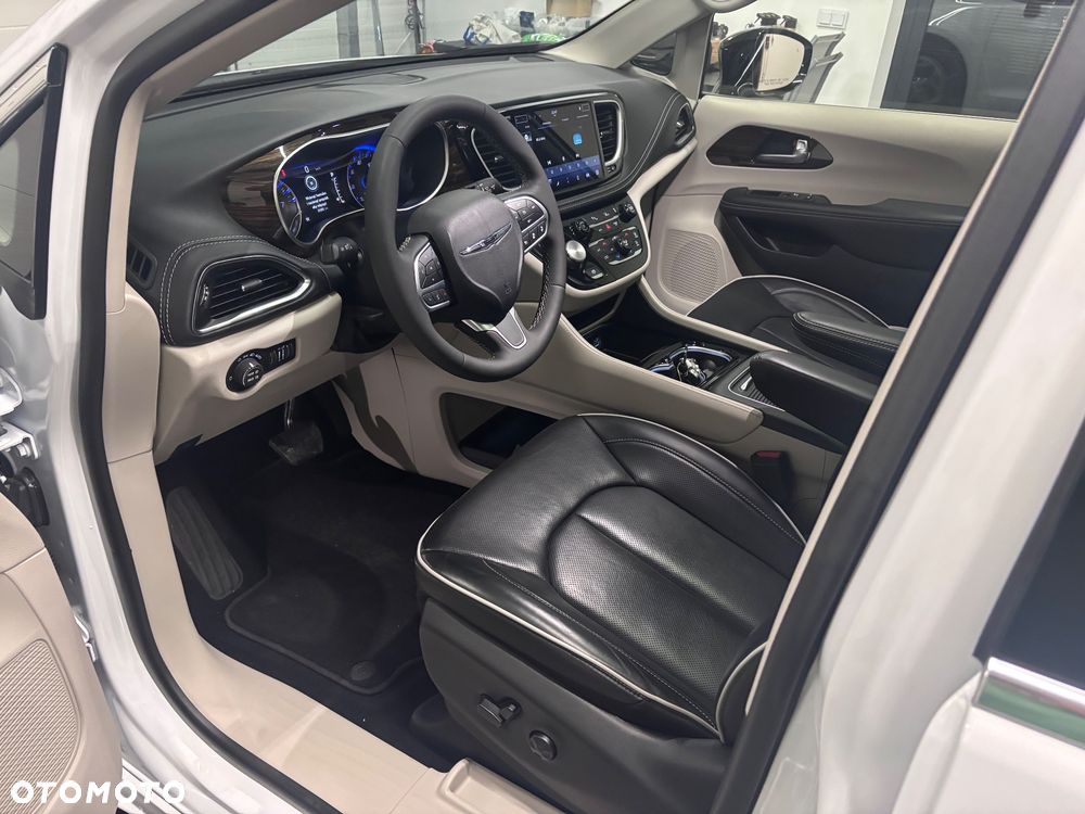Chrysler Pacifica - 17