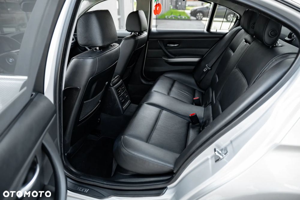 BMW Seria 3 330xi - 23