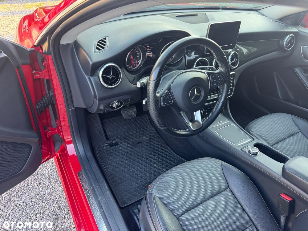 Mercedes-Benz CLA 180 7G-DCT - 11