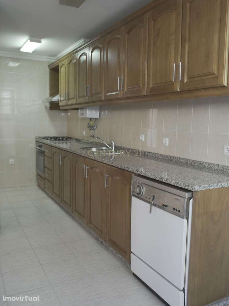 Excelente T3 em Famões | Odivelas — Luminoso, Com Muito Potencial - Grande imagem: 5/31