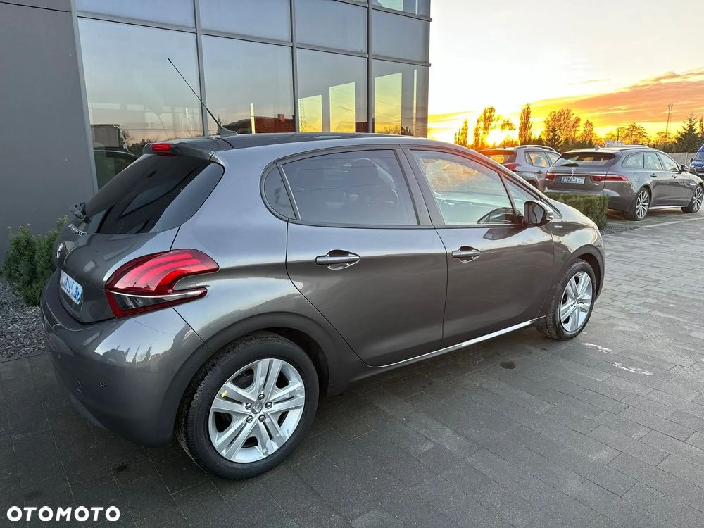 Peugeot 208 - 8
