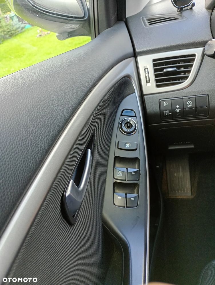 Hyundai i30 blue Kombi 1.6 CRDi YES Silver - 7