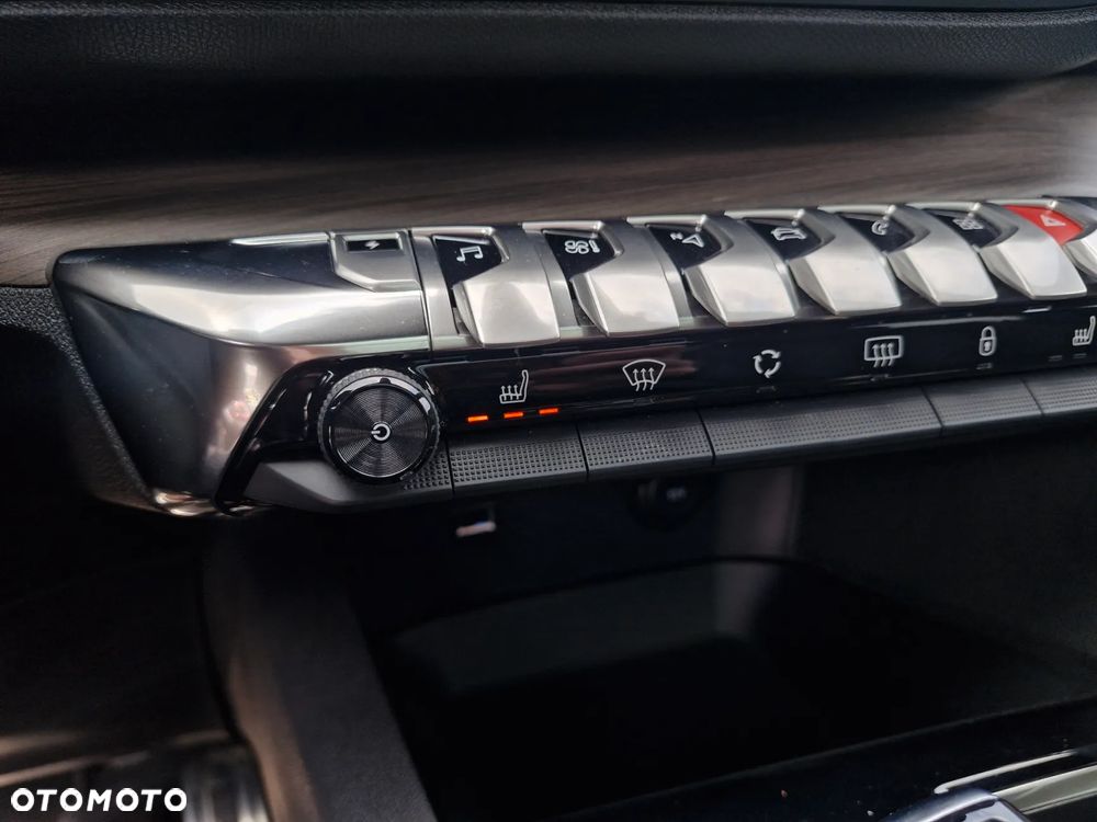 Peugeot 3008 Hybrid4 300 e-EAT8 GT - 25