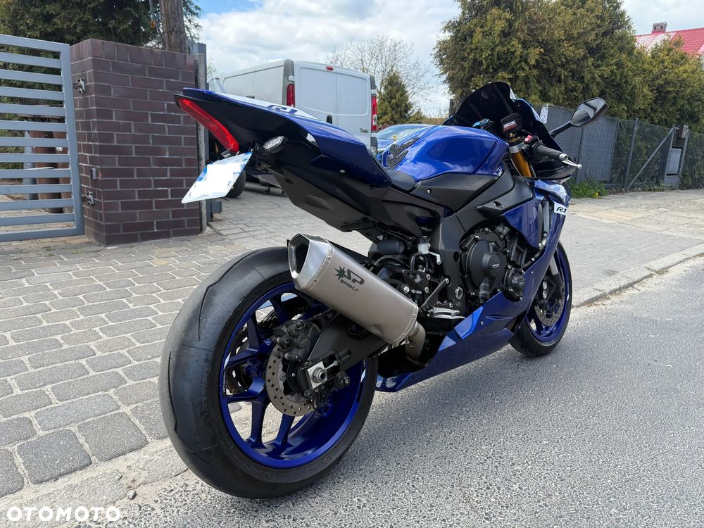 Yamaha R1 - 6