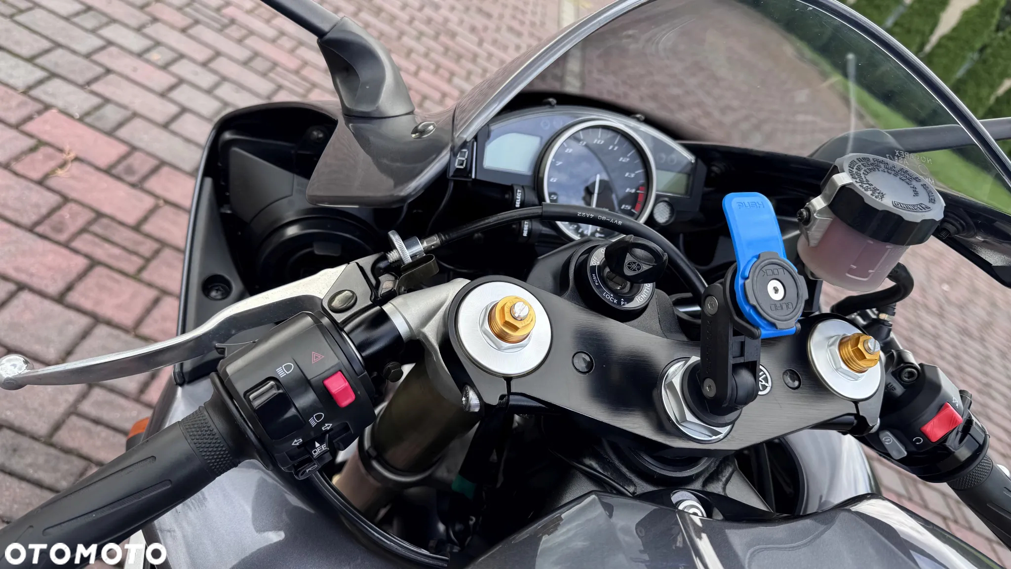 Yamaha R1 - 18